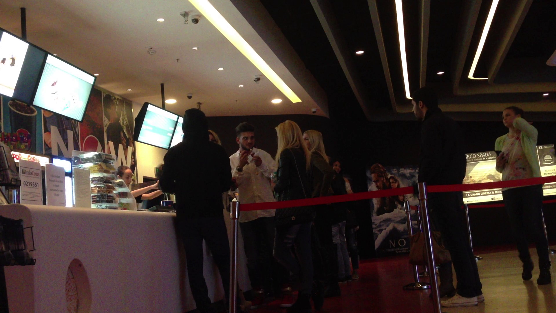 Toata gasca s-a aprovizionat, mai intai, cu popcorn si suc