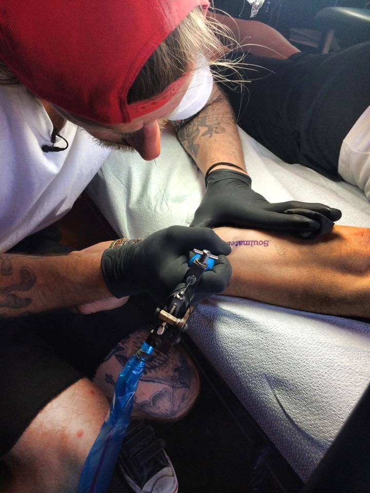 Catalin Botezatu s-a tatuat intr-un salon din Los Angeles