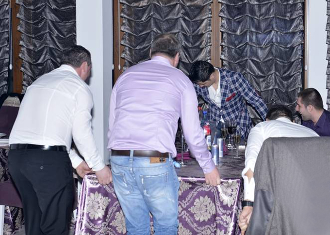 Ajutat de prietenii lui, Liviu a mutat masa cat mai departe de Adelina