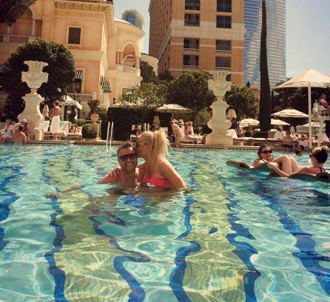 Vica si Blochina s-au pupat in piscina din fata hotelului Bellagio din Las Vegas