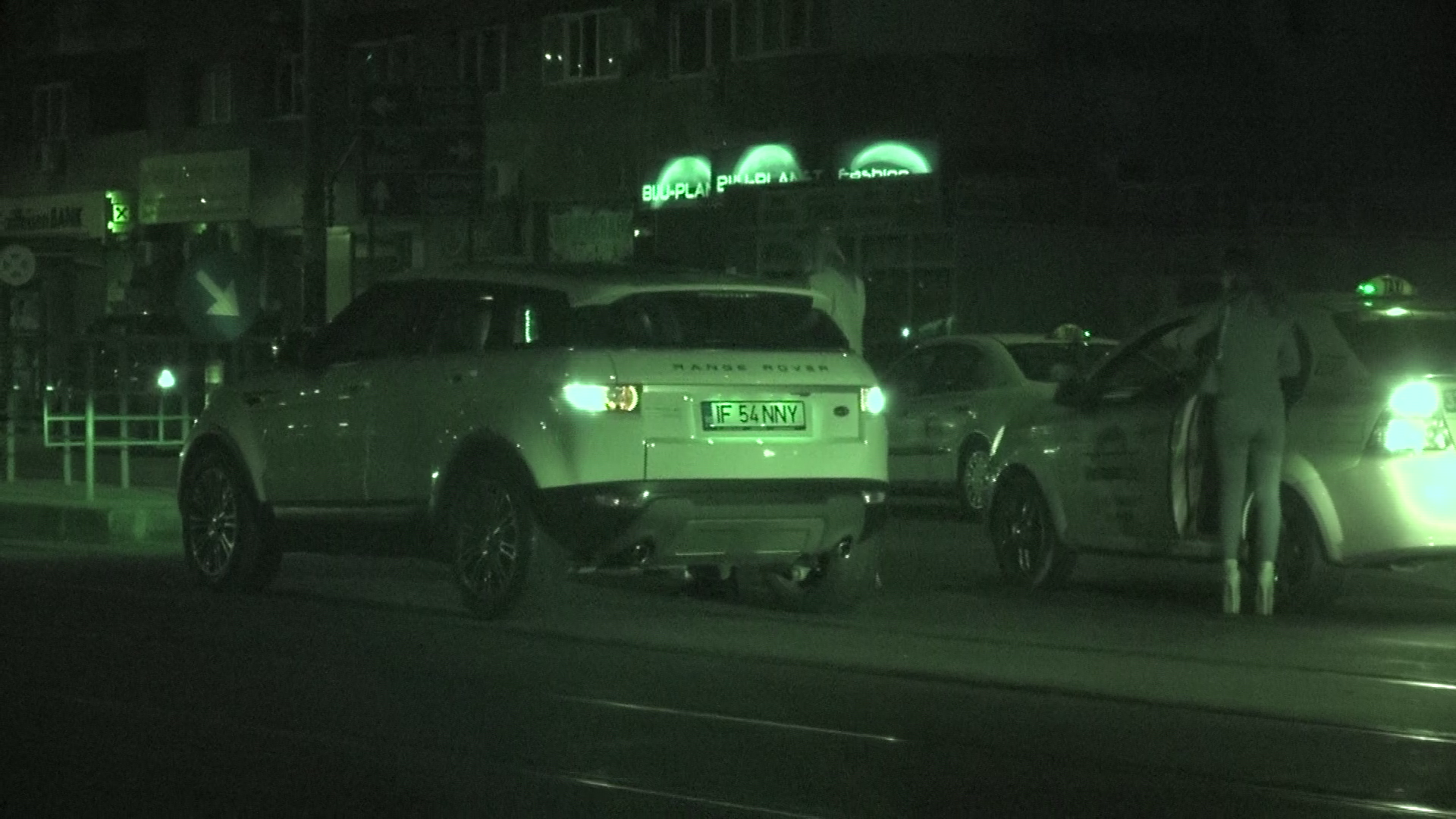 Una din fete l-a insotit pe Remus, mai departe, la....distractie