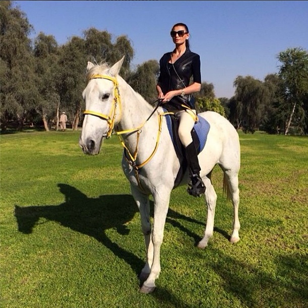 Ramona zambeste mandra din saua unui frumos cal alb