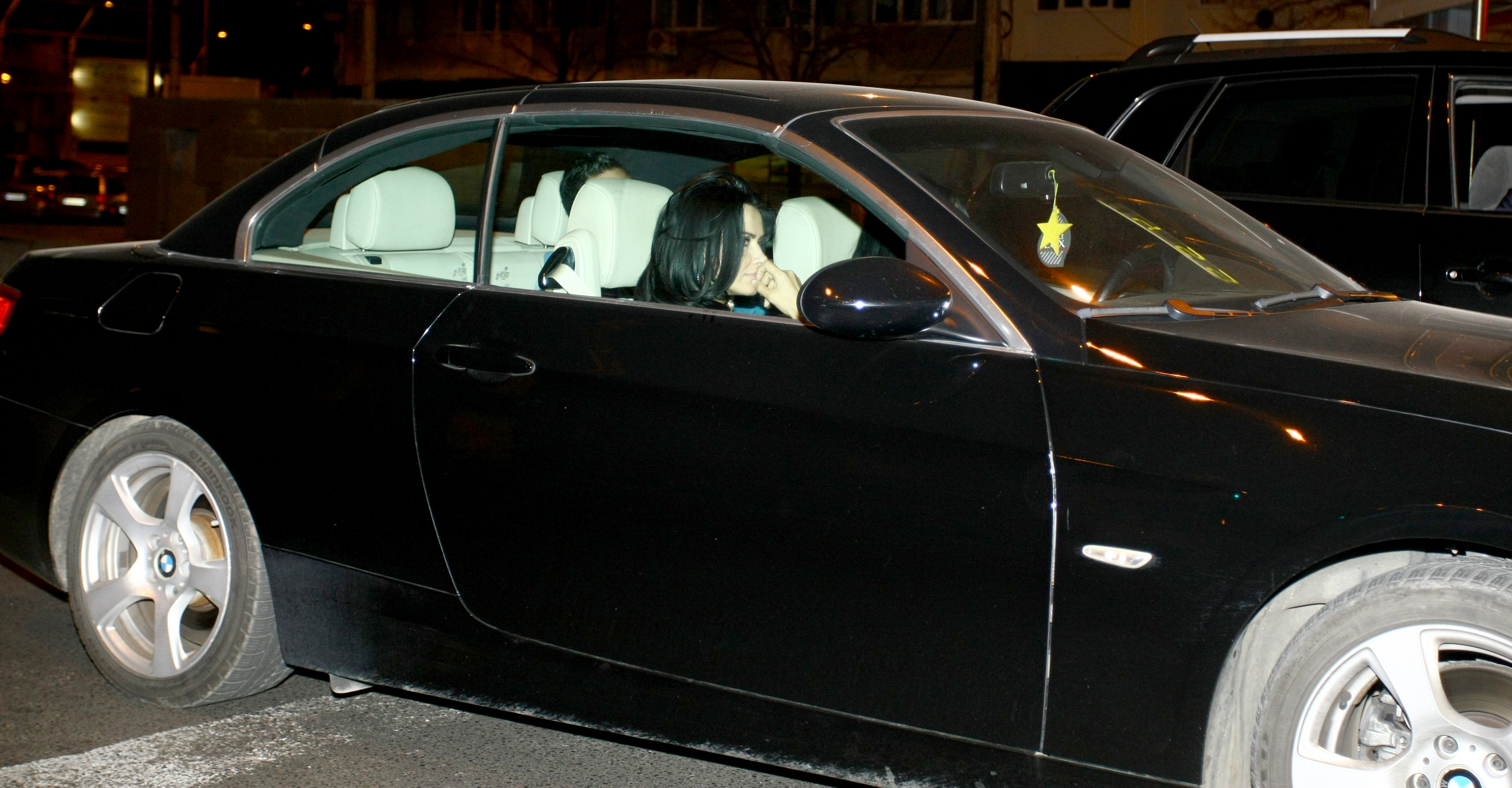 Oana nu se arata deloc incantata de ceea ce incearca Tomer sa-i explice