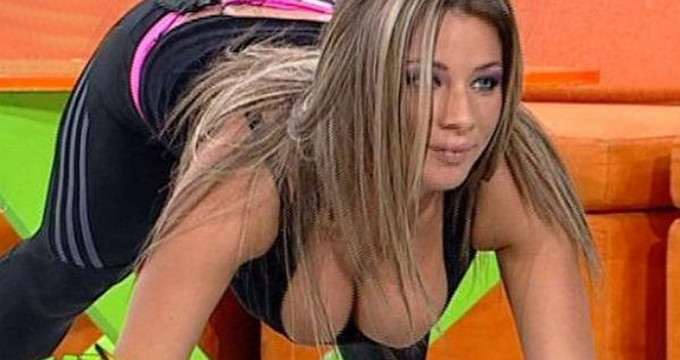 Roxana se mandreste cu sanii ei imensi