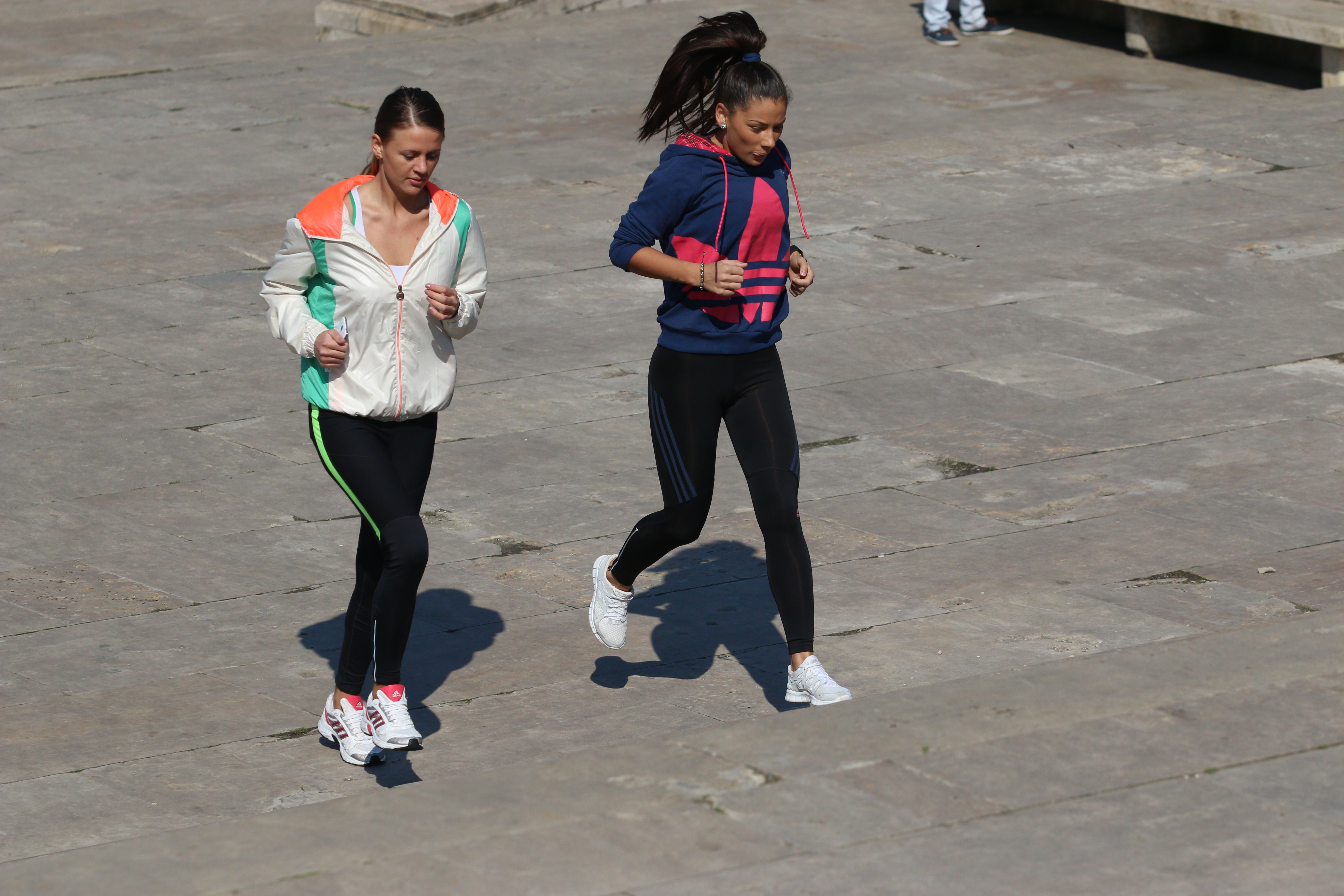 Roxana face zilnic sport, fie afara, fie la sala