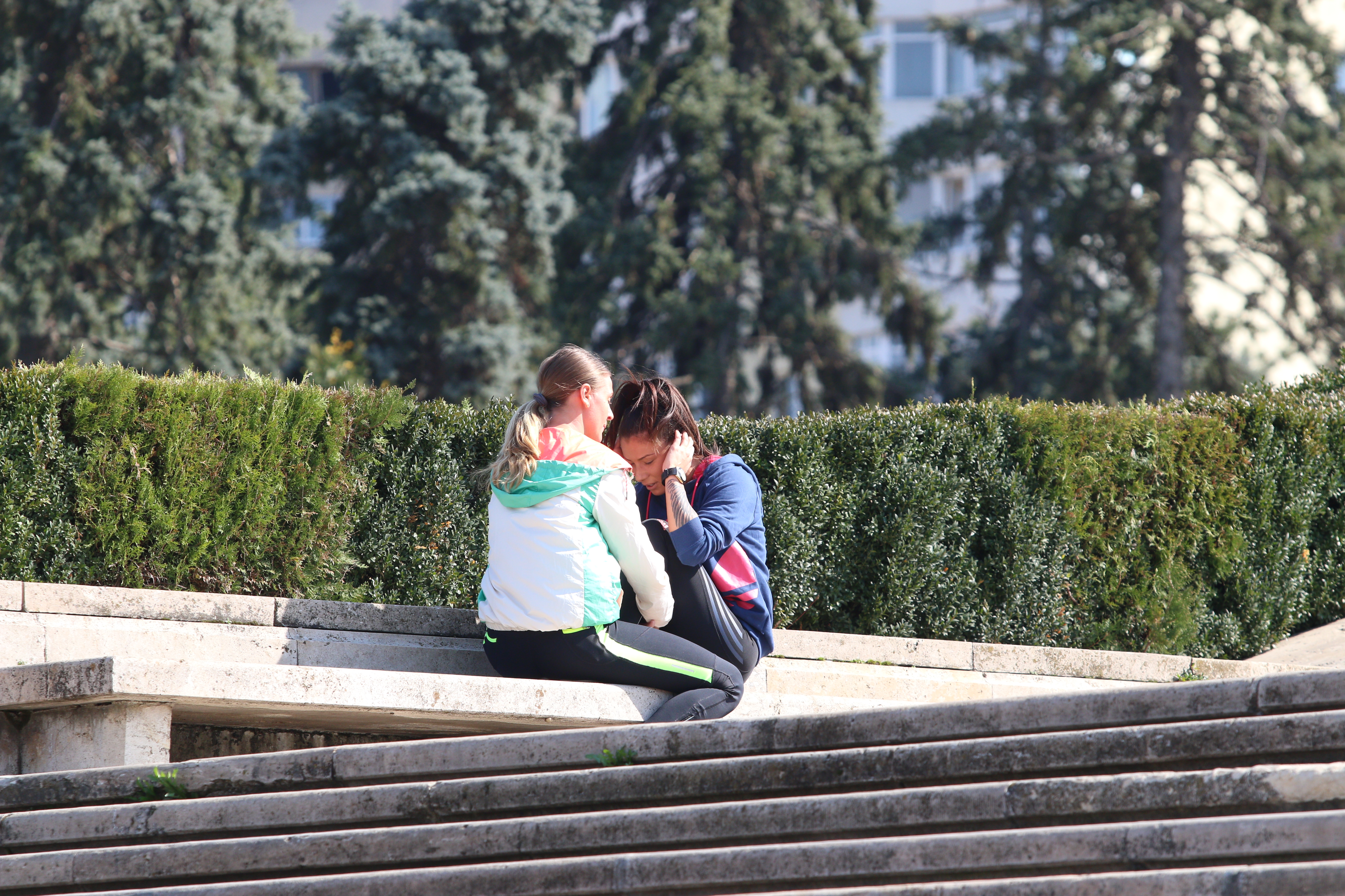 Fara sa ii pee ca este privita, Roxana a facut mai multe exercitii in parc, cu prietena ei