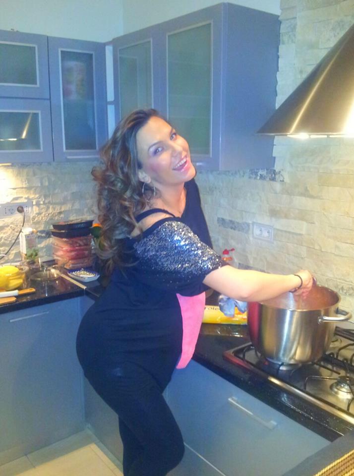 Anna Lesko isi satisface orice pofta si nu se da in laturi de la gatit