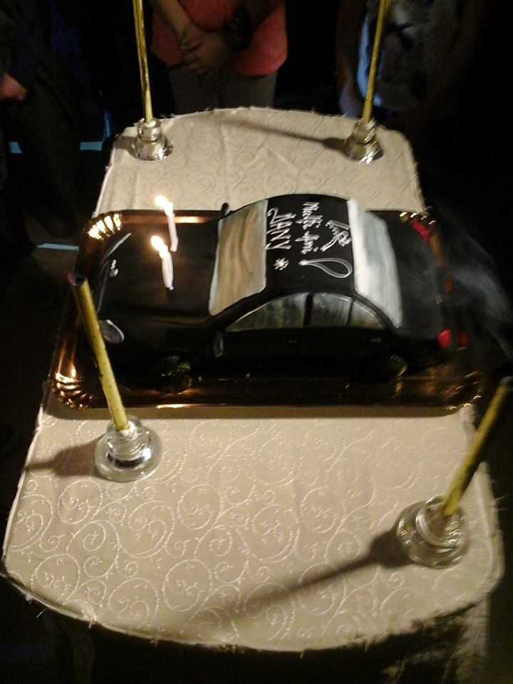 Dani a primit un tort in forma de masina