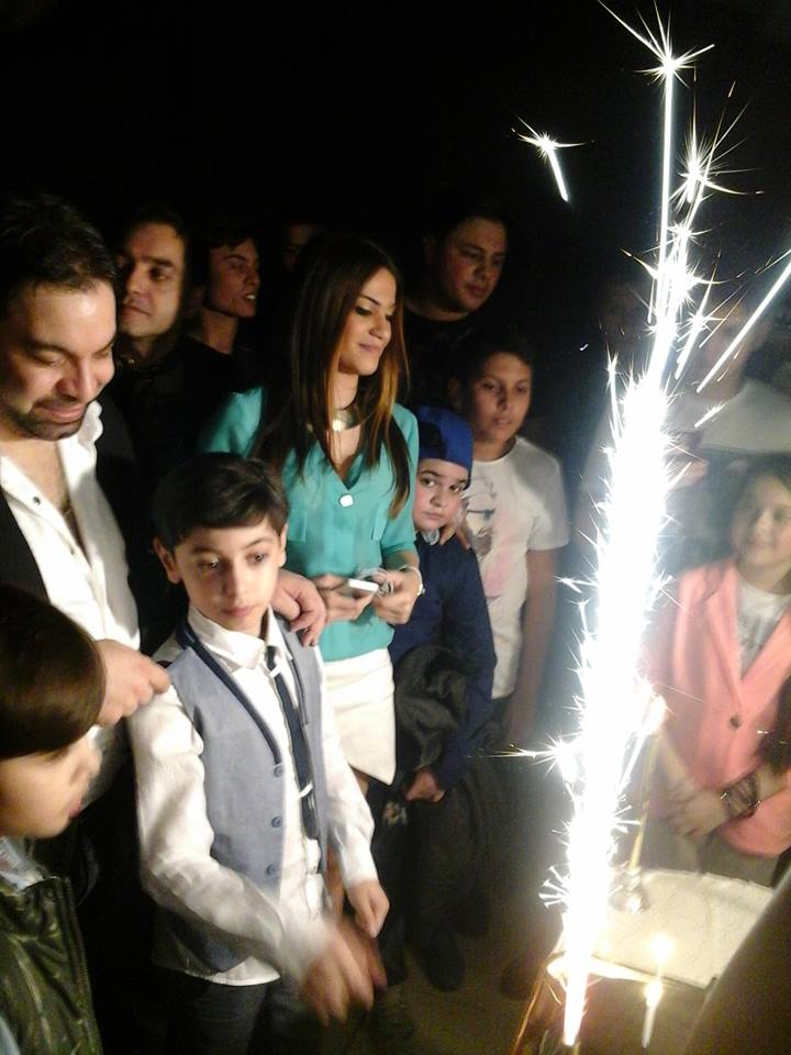 Salam si-a ajutat fiul la taiatul tortului