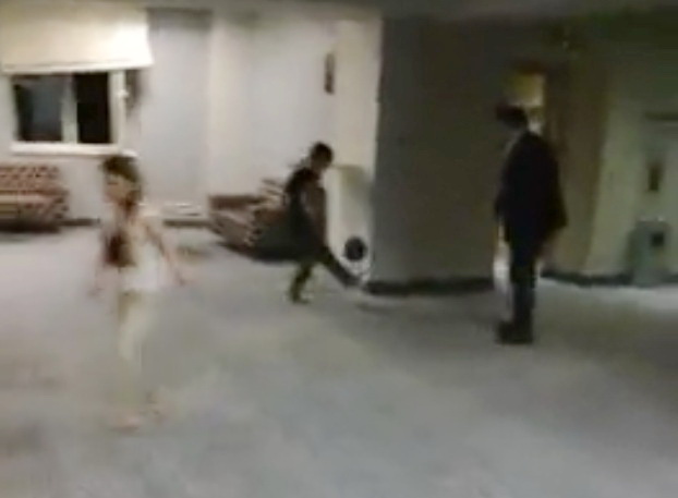 Salam a jucat o miuta cu fiul lui, chiar in sala de evenimente