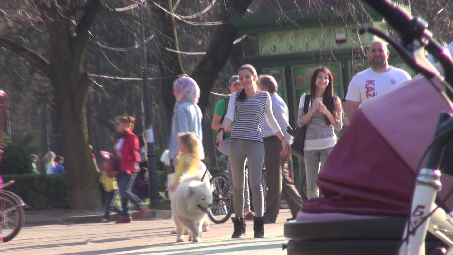 Cat timpTeodora si Alexandra isi plimba linistite cainele, bodyguardul nu le pierdea din ochi