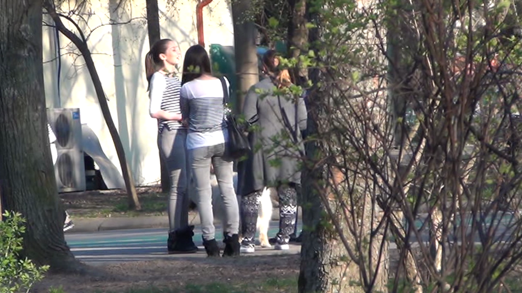 Fetele s-au oprit sa vorbeasca cu niste prietene