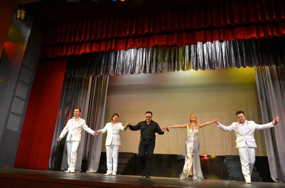 Tavi, alaturi de sotia lui, colegii sai din trupa Distinto si compozitorul Cristi Faur foto: Facebook