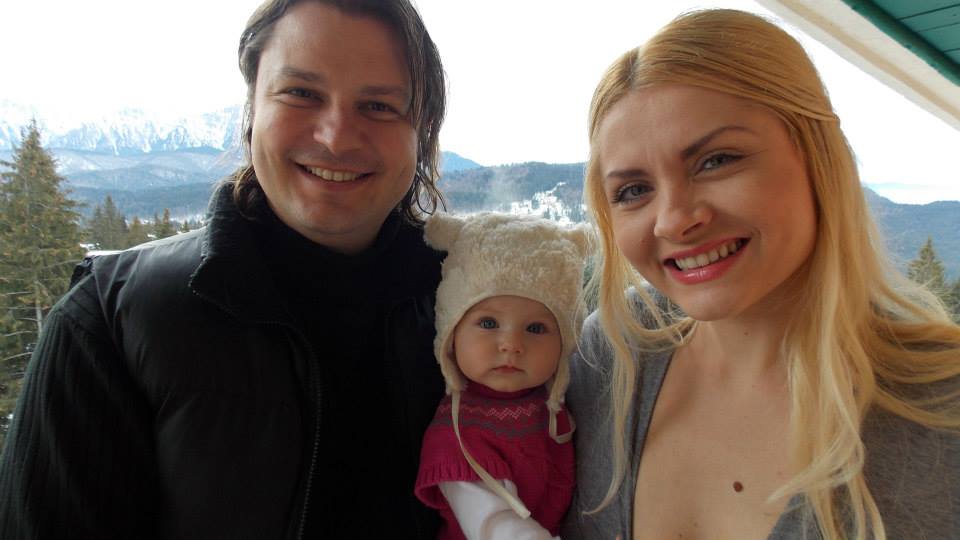 Octavian, alaturi de Ianna, sotia lui si fetita lor, Erika foto: Facebook