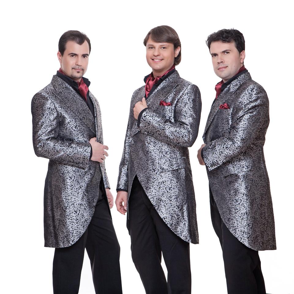 Octavian, alaturi de colegii sai de trupa foto: Facebook