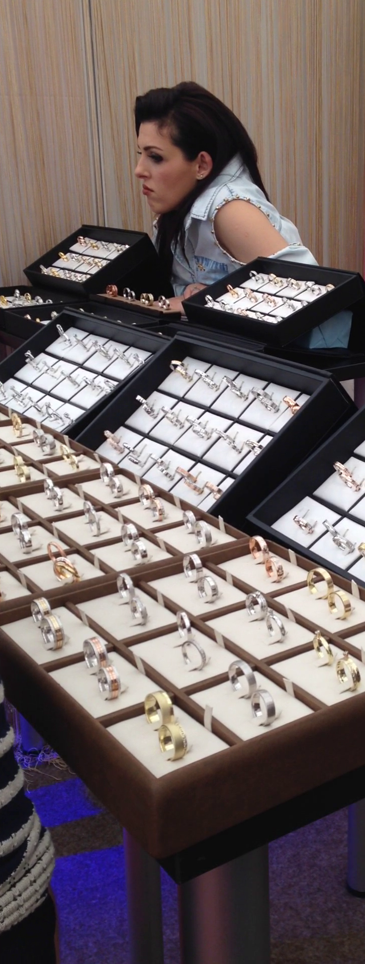 Duminica, vedeta a fost surprinsa la Targul de Nunti, unde si-a expus verighetele