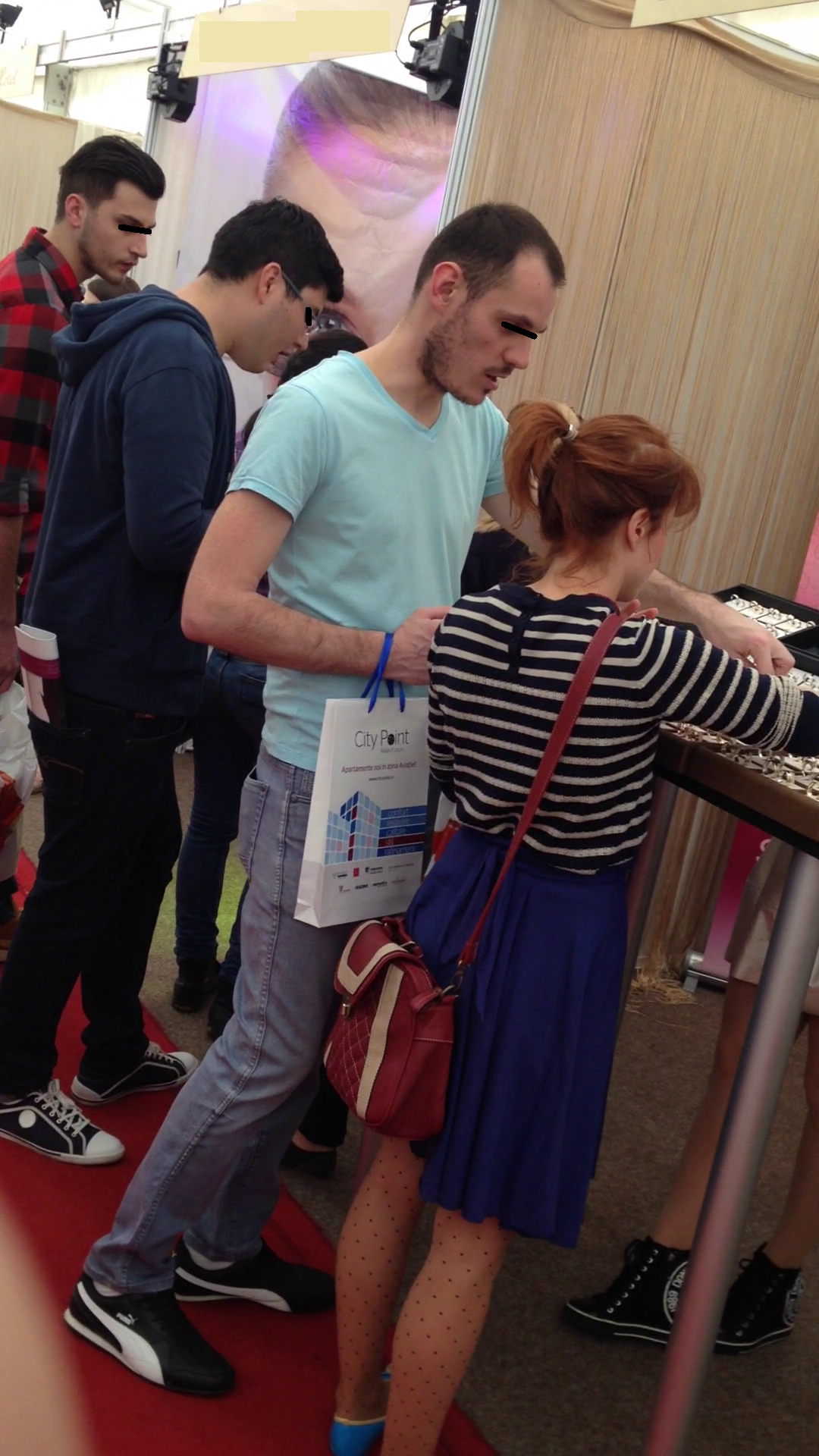 La standul artistei s-a facut coada imediat