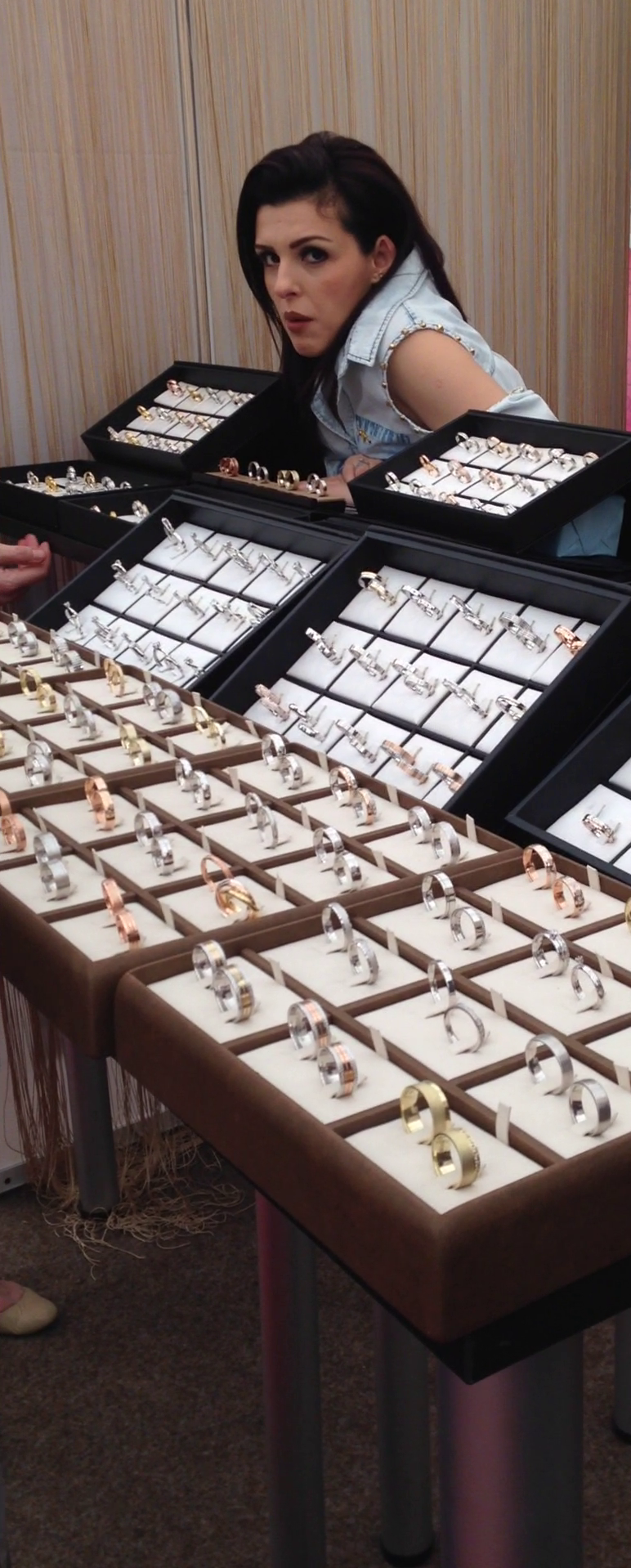 Vedeta le-a oferit personal consultanta posibililor ei clienti