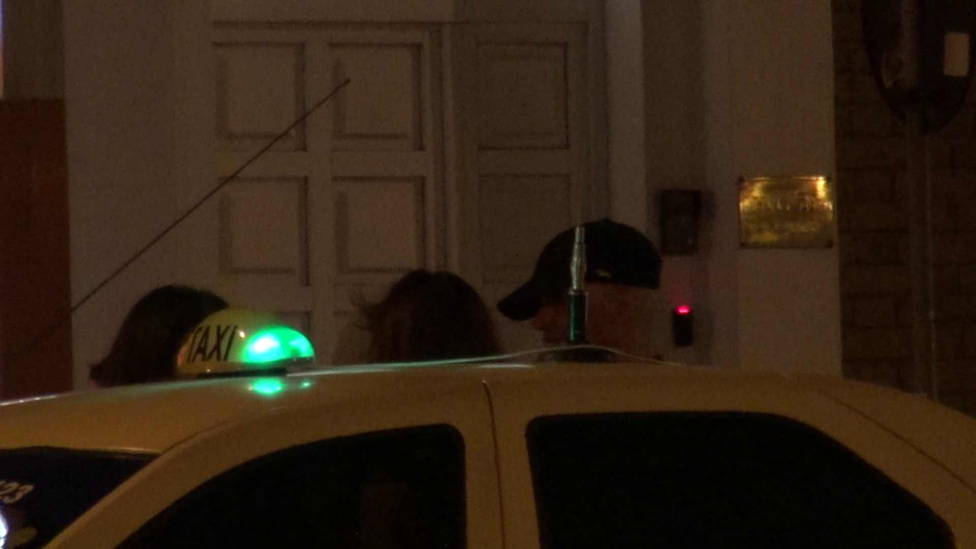 Virgil a condus o bruneta focoasa la un taxi