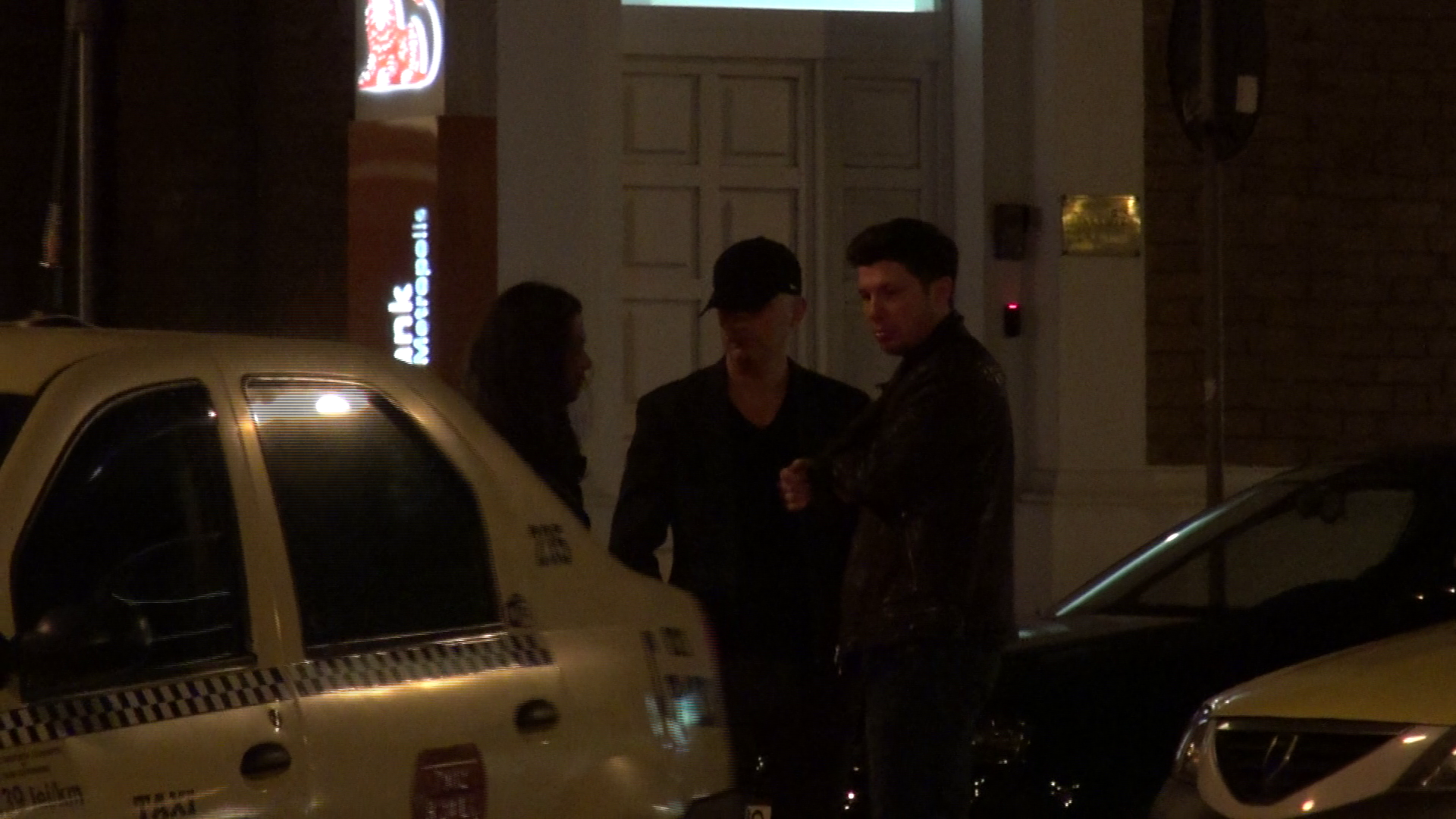 Prezentatorul TV si-a pus sapca in cap pentru a nu fi recunoscut