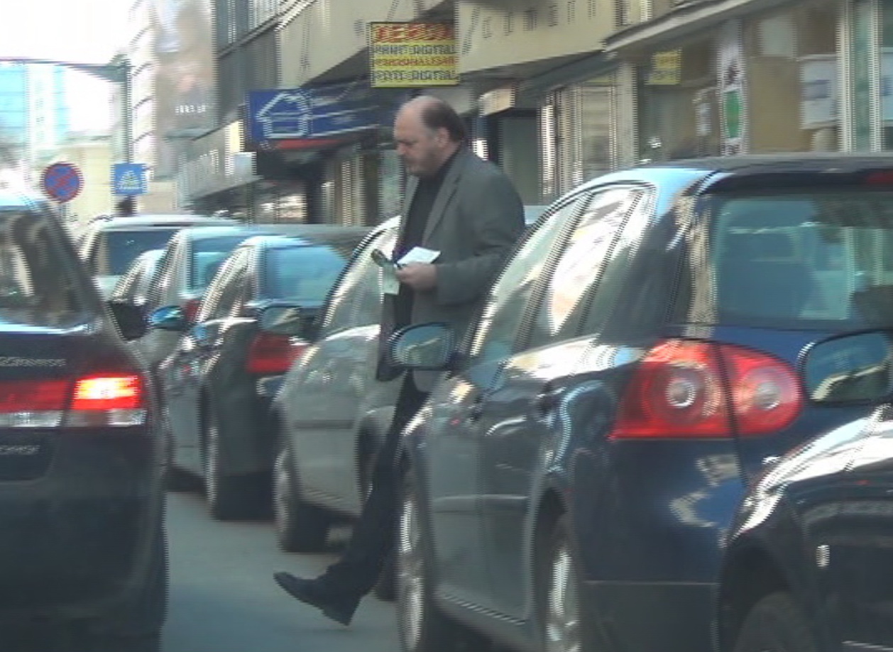 La iesire, chiar in fata farmaciei, pe Socaciu il astepta soferul in masina