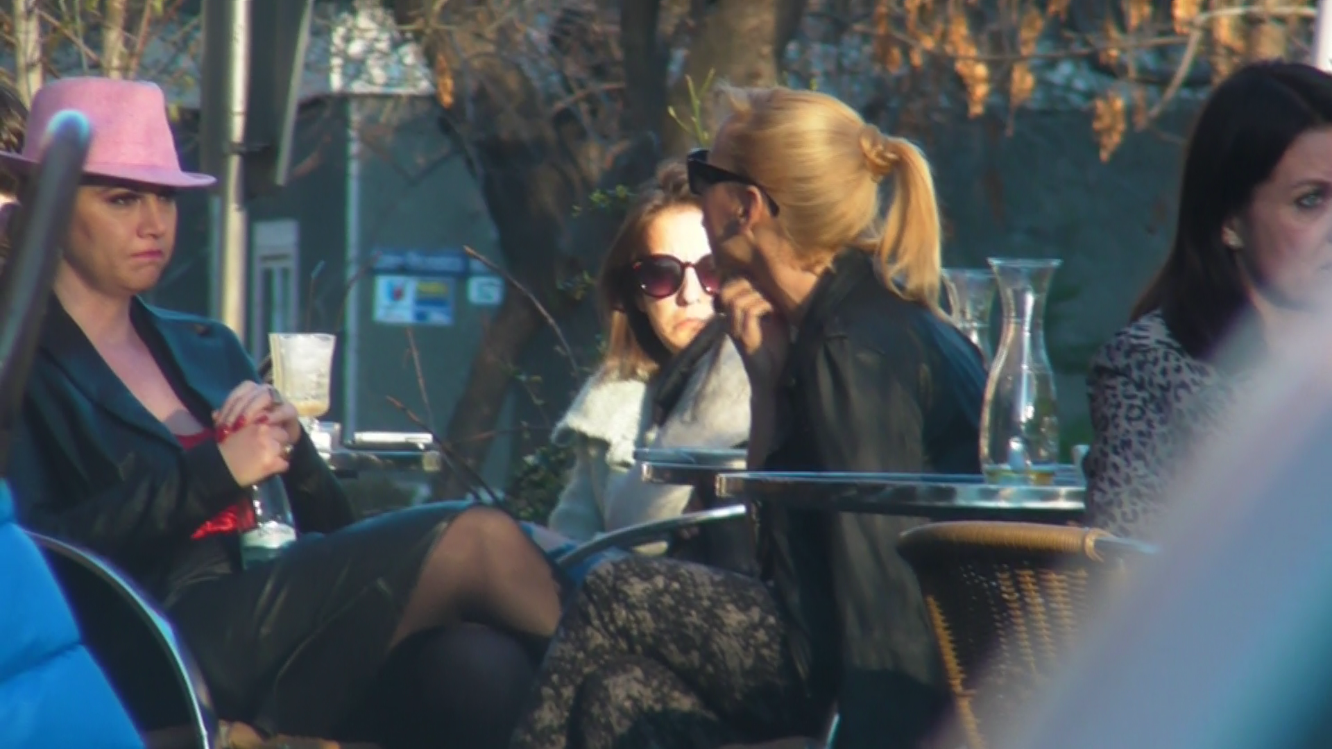 Blonda s-a intalnit cu nasa ei de cununie pentru schimba cateva cuvinte