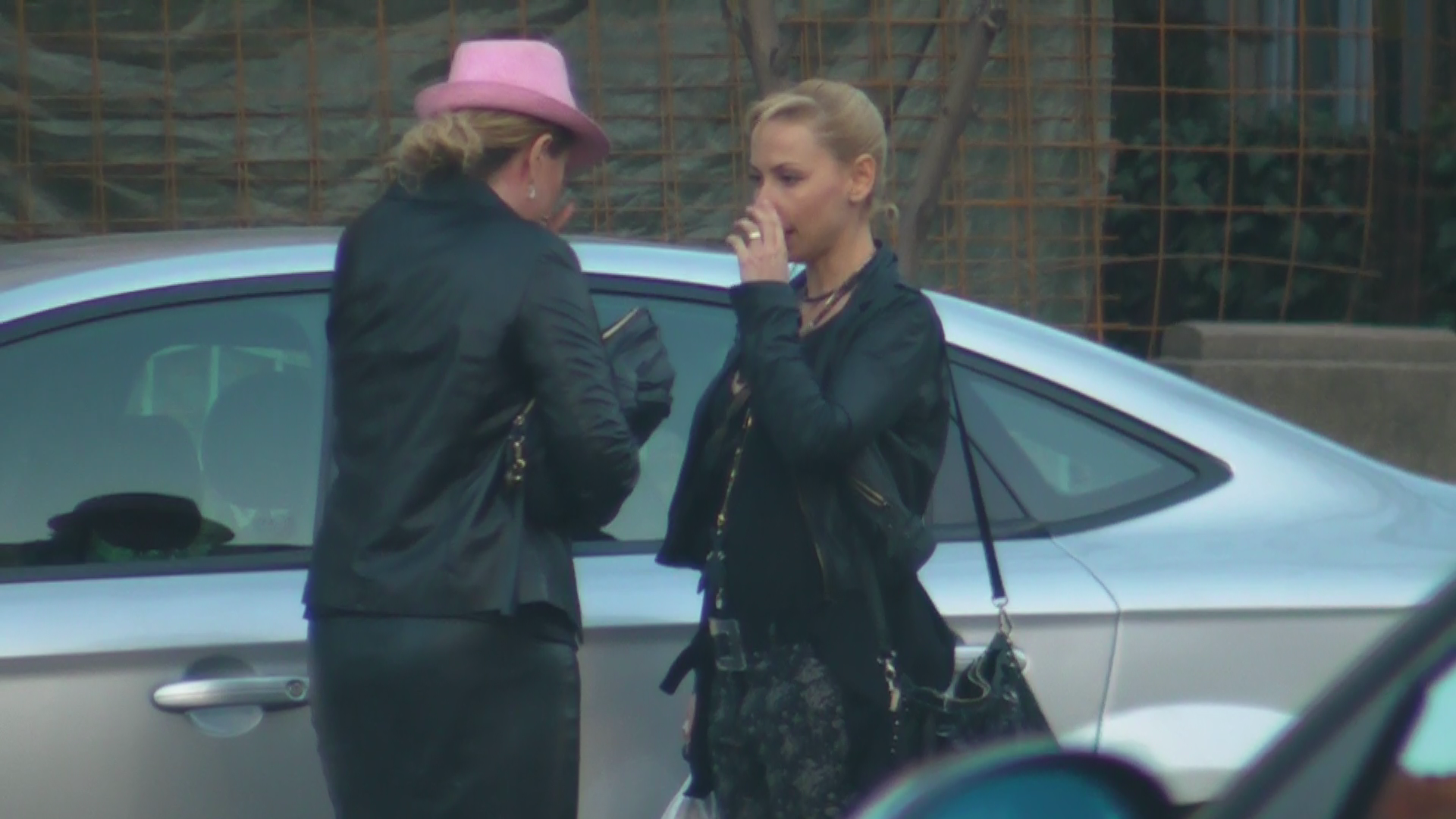 Intr-un din zile, Oana a fost surprinsa in timp ce plangea in bratele unei prietene