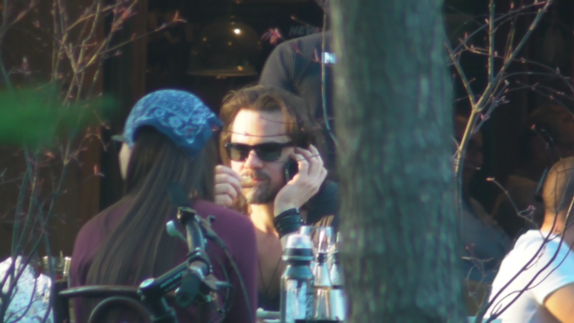 Mananca in timp ce vorbeste la telefon