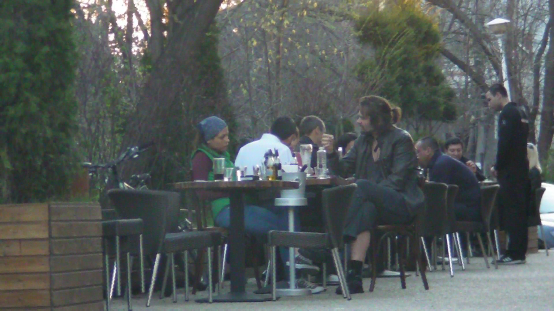 bea cafea si fumeaza