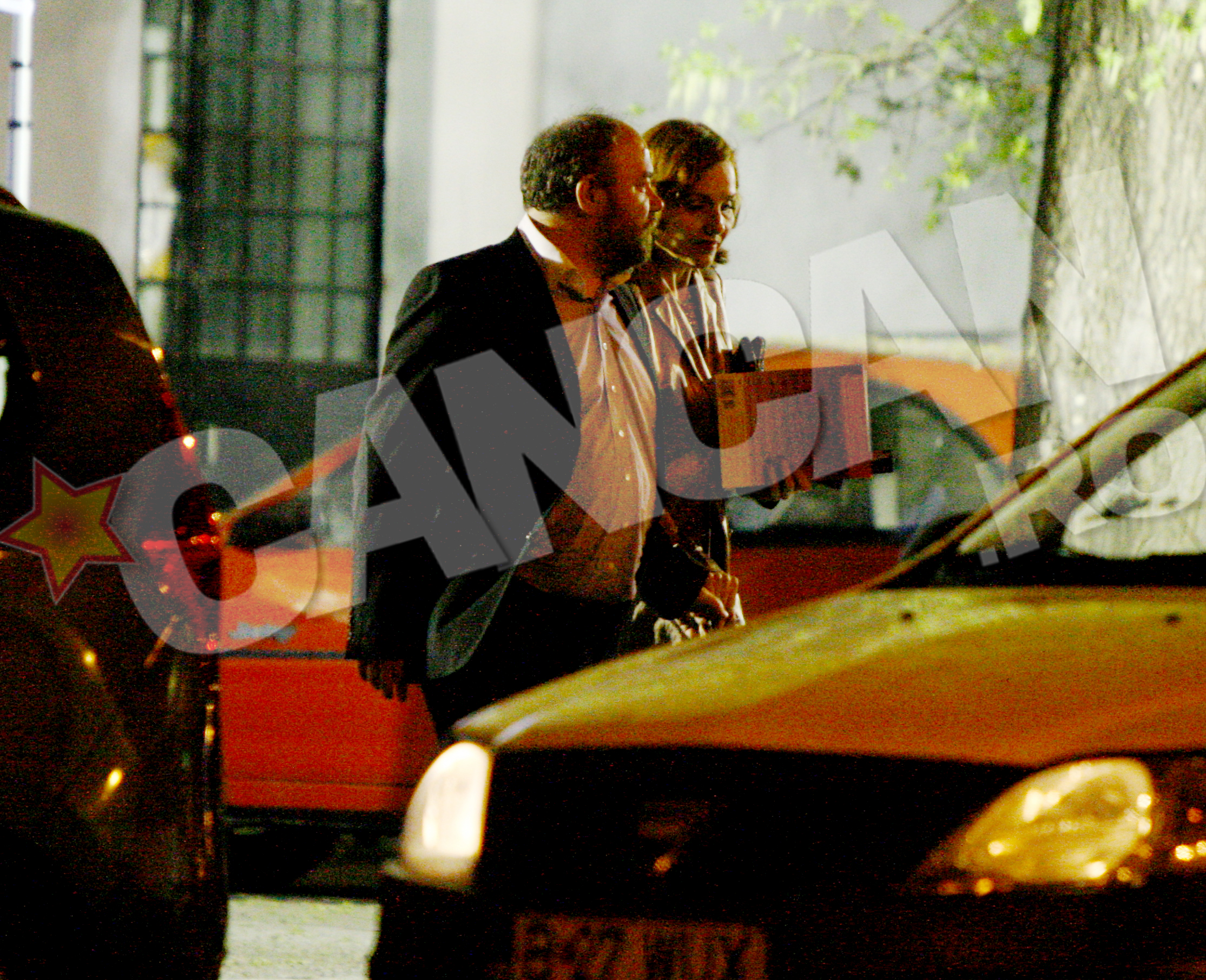 Actorul si sotia lui au discutat cateva clipe in fata localului