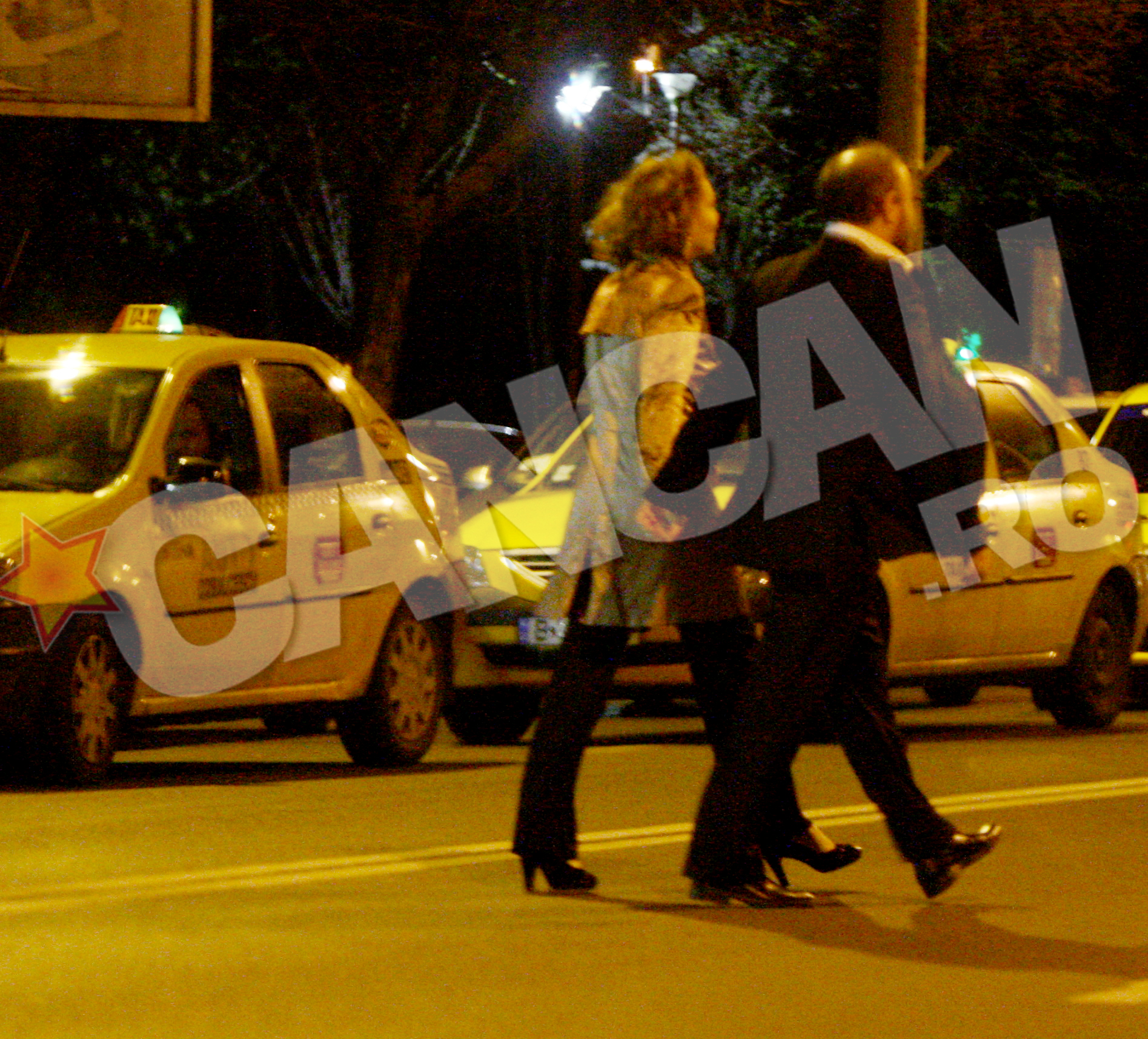 Mihai Constantin a luat-o de mana pe sotia lui si s-au indreptat catre masina