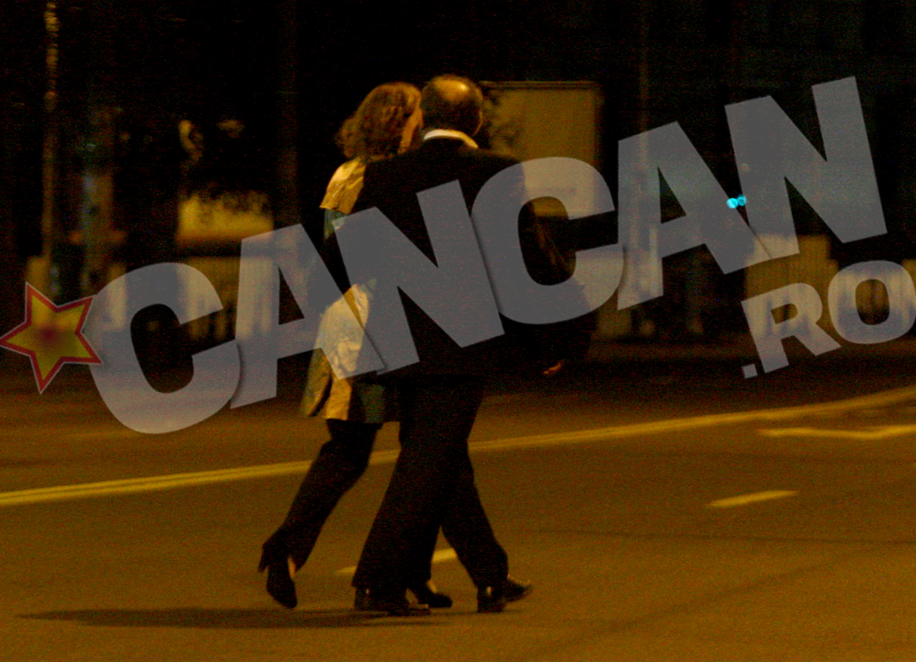 La un moment dat, actorul a imbratisat-o cu drag pe sotia lui