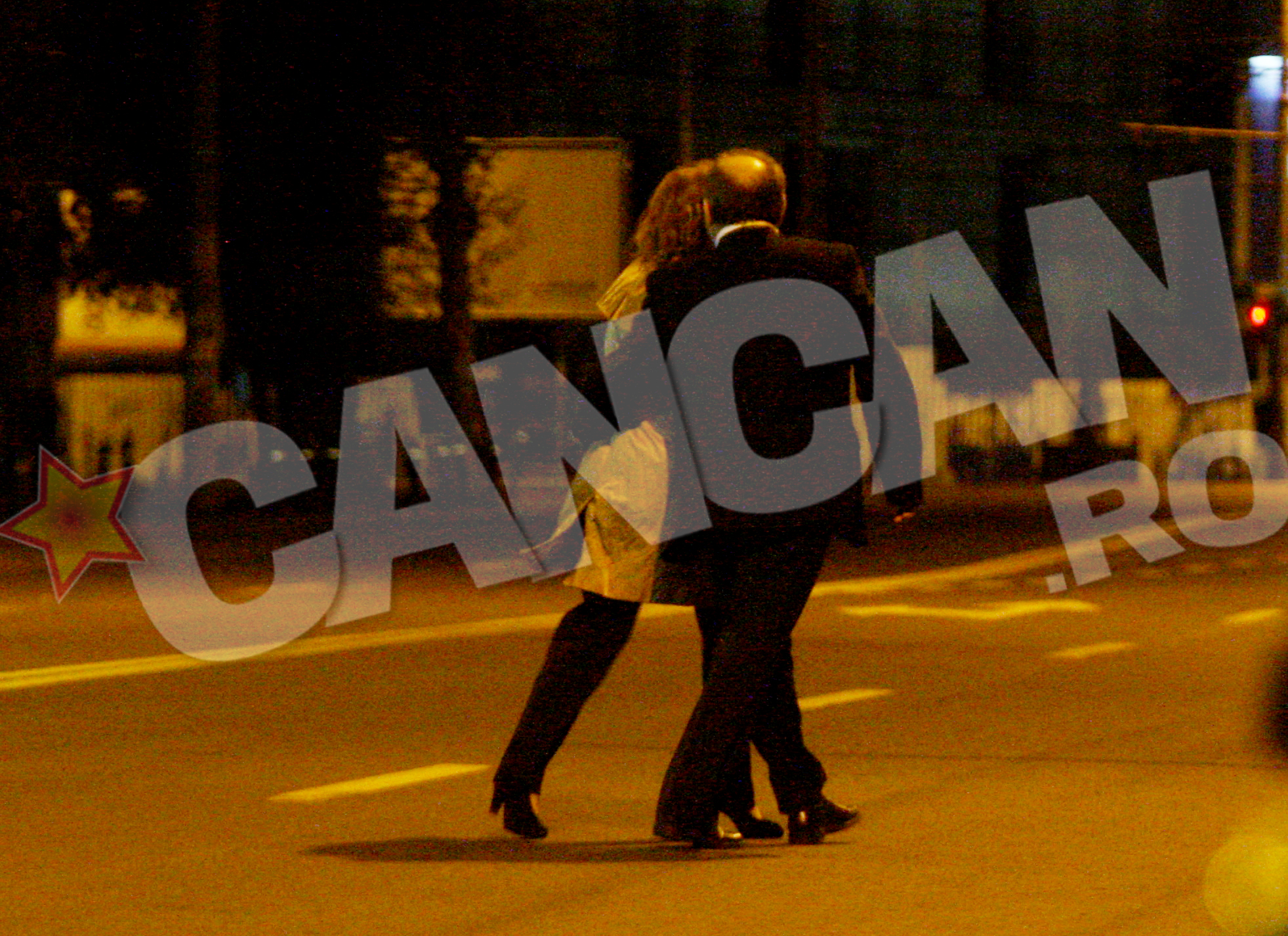 Inainte de a ajunge la masina, Mihai Constantin i-a soptit ceva la ureche sotiei si a strans-o si mai tare in brate