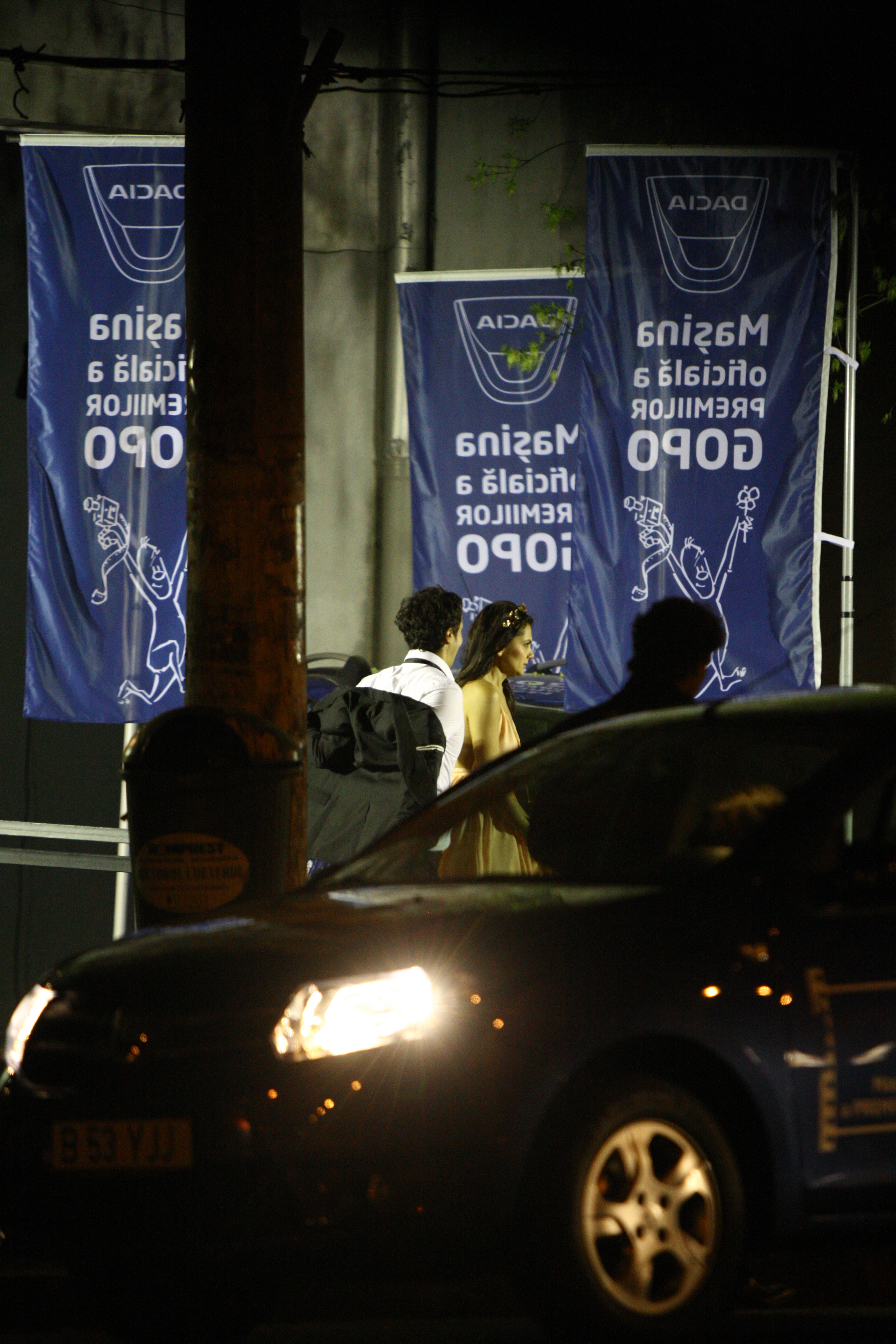 Atunci cand a simtit frigul de afara, Dorian Boguta si-a dat jos imediat sacoul si i l-a dat iubitei sale