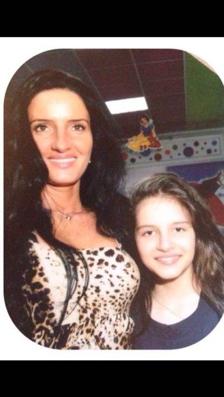 Mama si fiica seamana ca doua picaturi de apa