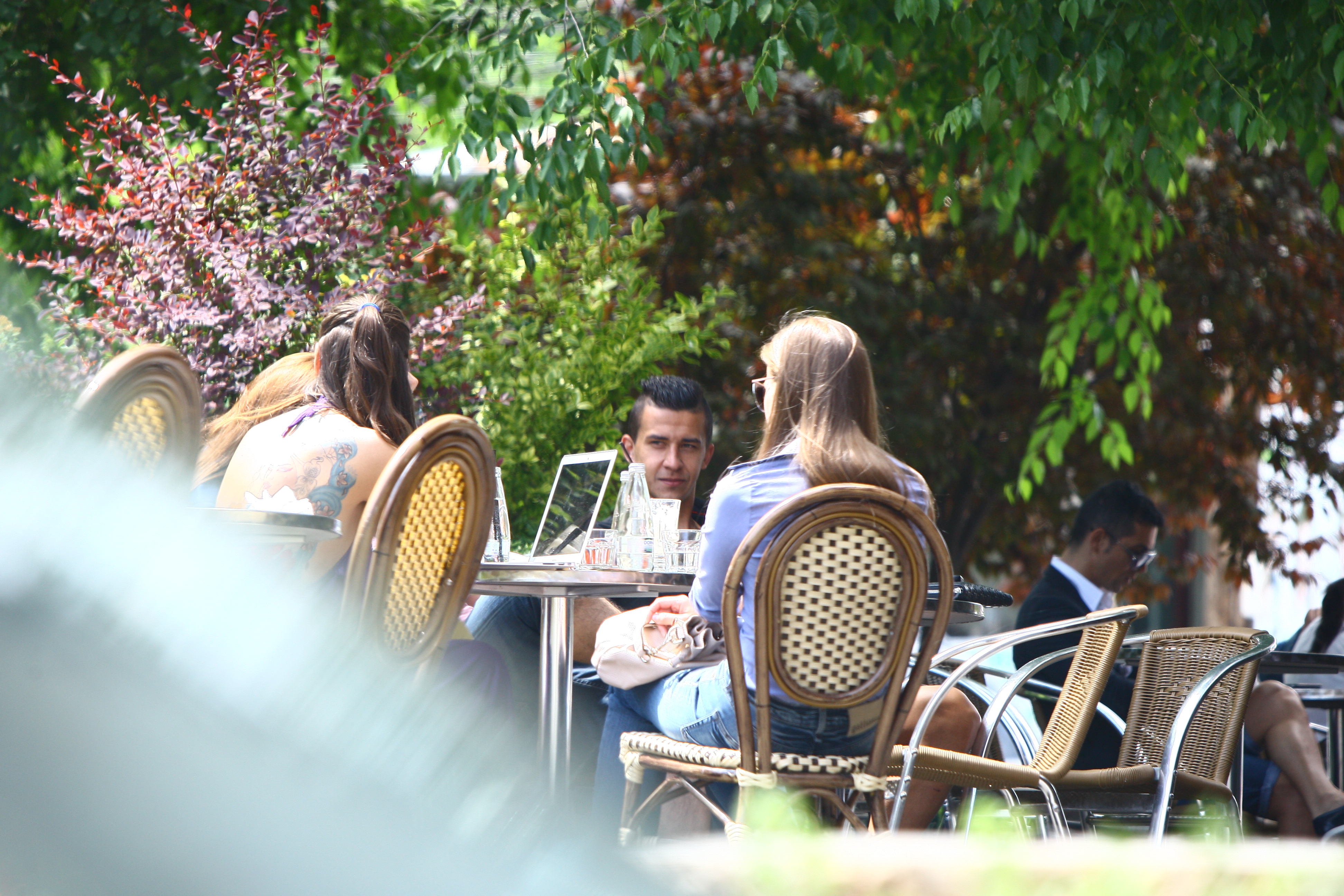 Georgievski ajunge la terasa inaintea colegilor sai si se intretine cu cateva domnisoare