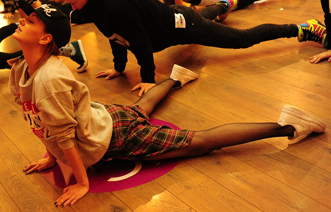 Alexandra Stan s-a apucat de dans. Si, din cate se pare, ii place la nebunie!