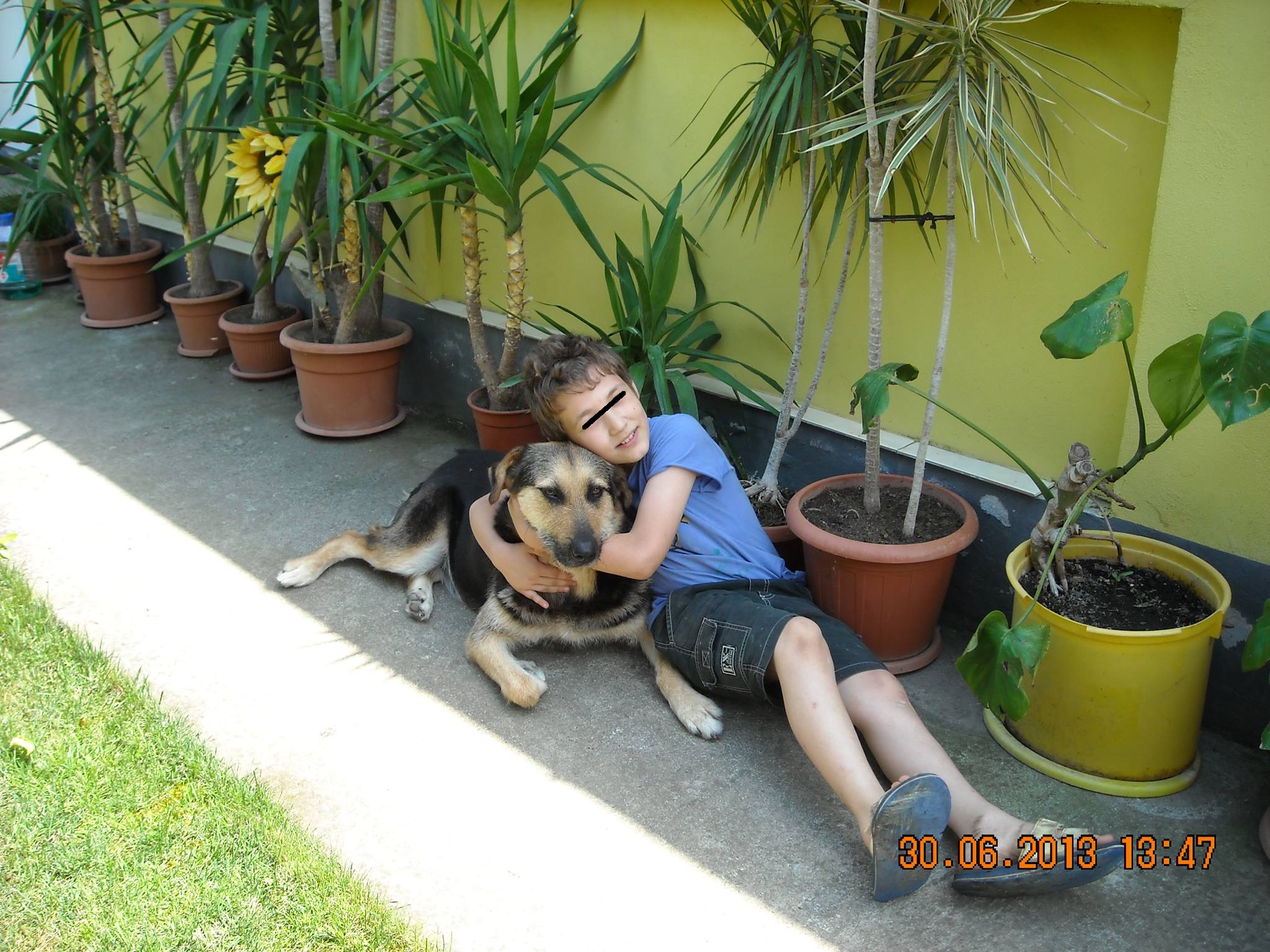 Baietelul lui Pacha Man este foarte atasat de catelul sau foto: Facebook