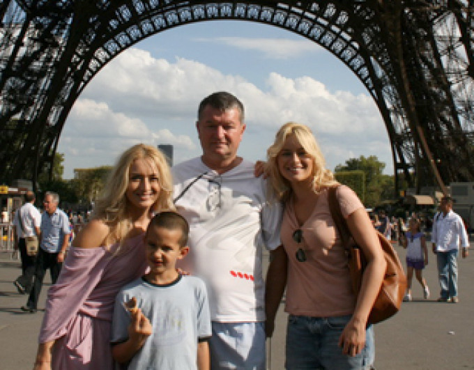 Vedeta, alaturi de tatal, sora si fratiorul ei Andrei (noua ani)