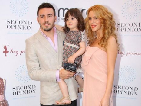 Denisa, alaturi de Adrian Cristea si fetita lor sursa: Facebook