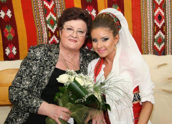 Roxana a cunoscut-o si pe Marioara Murarescu, care i-a apreciat costumele populare