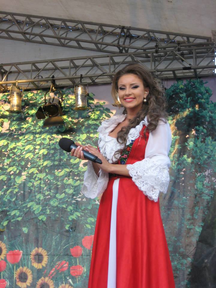 Roxana se desparte cu lacrimi in ochi de costumele ei mostenite, multe dintre ele, din familie