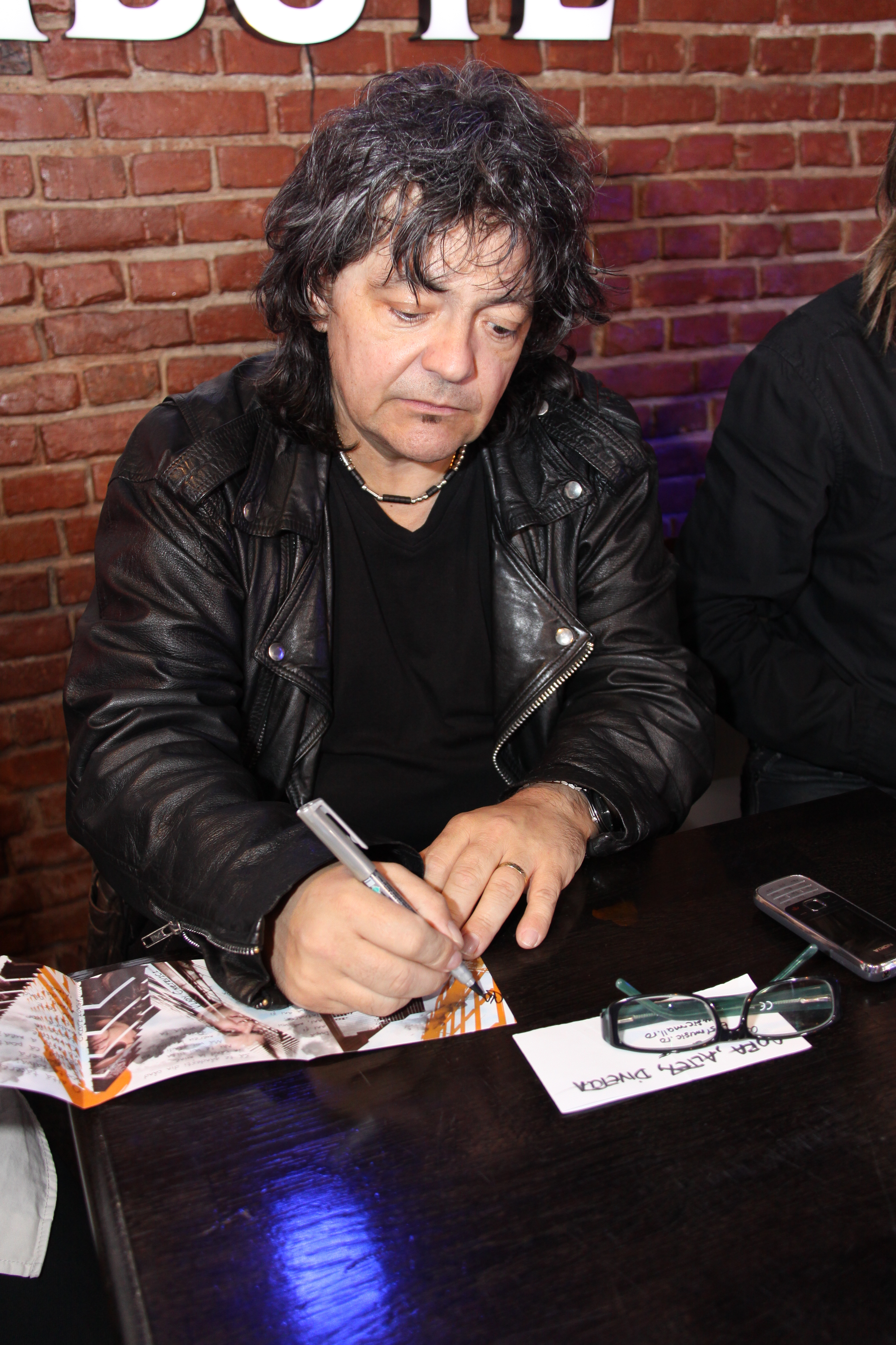 Leo Iorga continua sa cante in cluburi, mai ales ca fanii lui au grija ca acesta sa nu respire fum de tigara