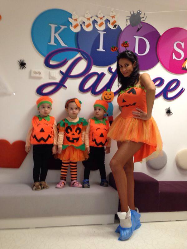 Nicoleta, alaturi de tripletii Kim, Kevin si Karoly