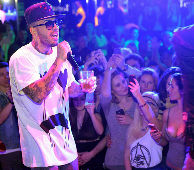 Alex a avut mai mereu un pahar de alcool in mana