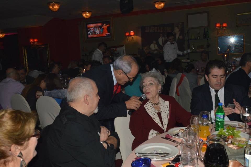 Nelu Ploiesteanu este cel mai iubit interpret de muzica de petrecere din tara. Aici, la o petrecere alaturi de Paula Iacob foto: Facebook