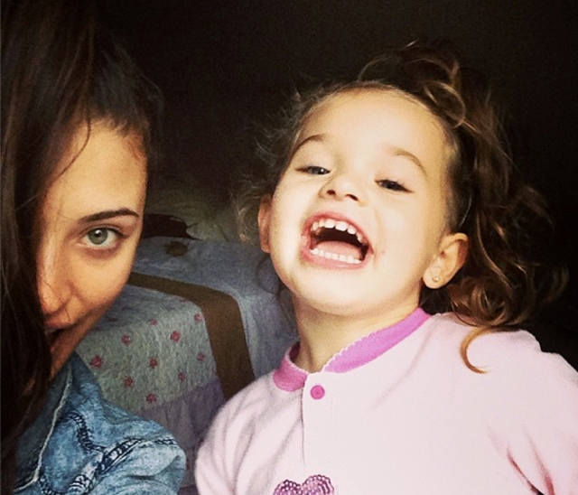 Antonia si Maya, intr-un moment vesel, de complicitate, ca intre mama si fiica