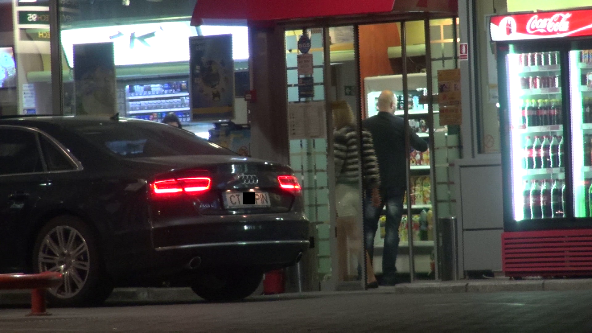 In benzinarie, Paul s-a oprit direct la frigiderul cu lactate