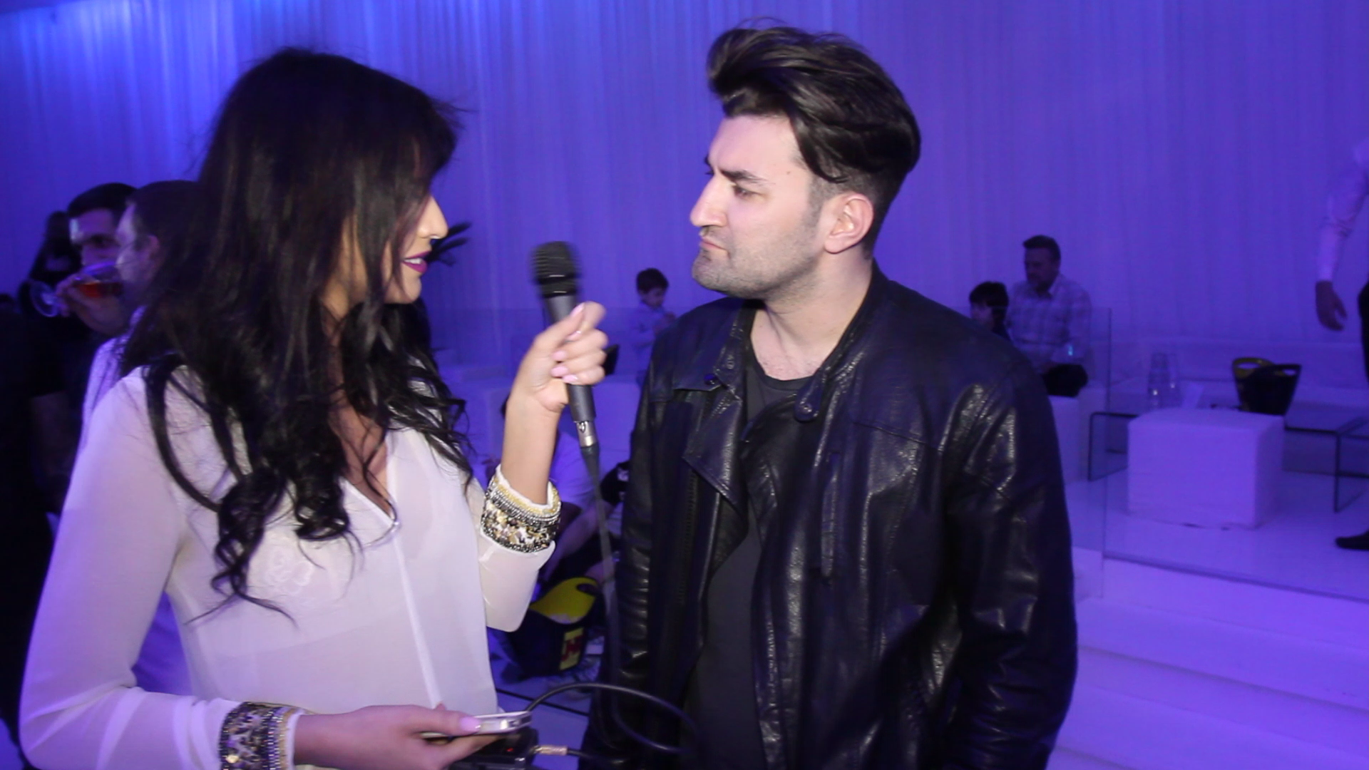 Cantaretul este atent la intrebarile puse de Roxana