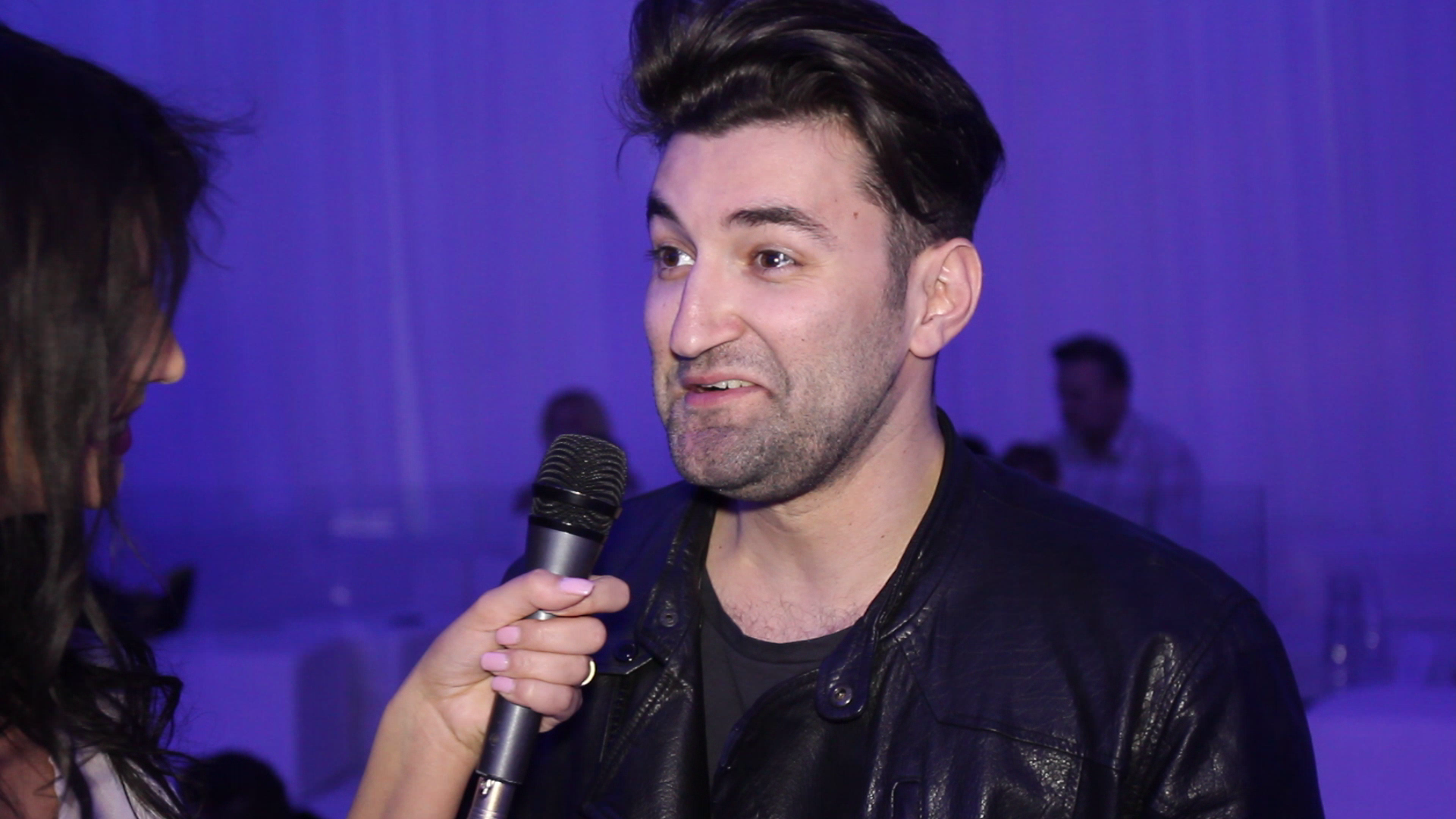 Vizbil, Smiley pare destul de emotionat in fata fotomodelului